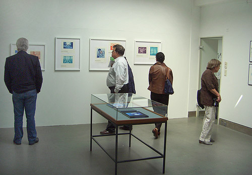 Ausstellungsbesucher vor den Grafiken von J�rgen H�ritzsch