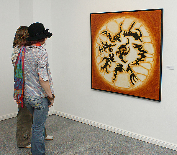 Visitors of the exhibition in front of the painting: Der Reigen (Round Dance)